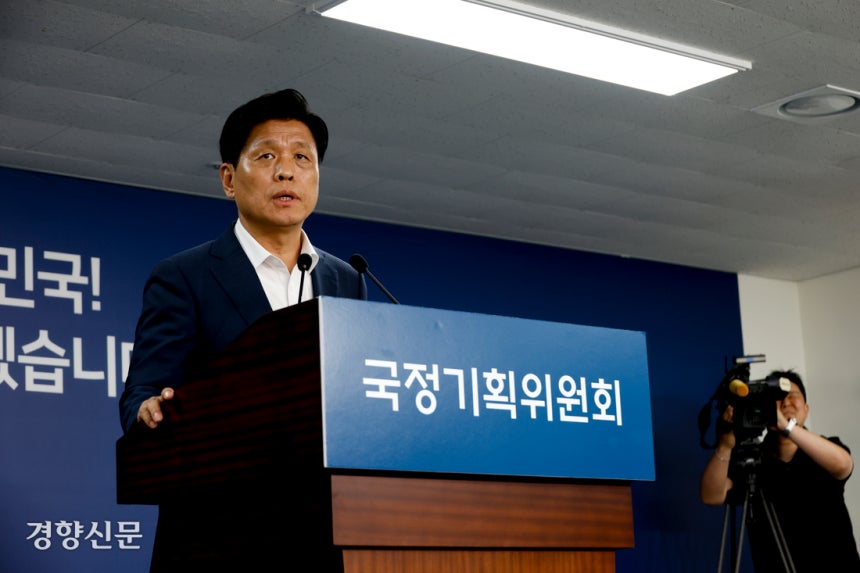 조승래 국정기획위원회 대변인이 지난 23일 서울 종로구 정부서울청사 창성동 별관에서 현안 관련 브리핑을 하고 있다. 문재원 기자