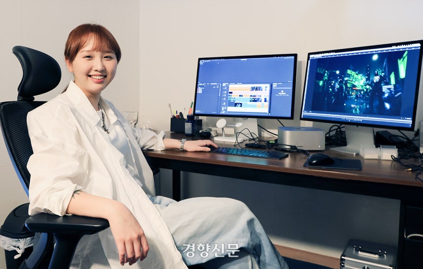 손승희 K팝 뮤직비디오 감독이 지난달 26일 서울 용산구 사무실에서 작업을 하고 있다. 서성일 선임기자