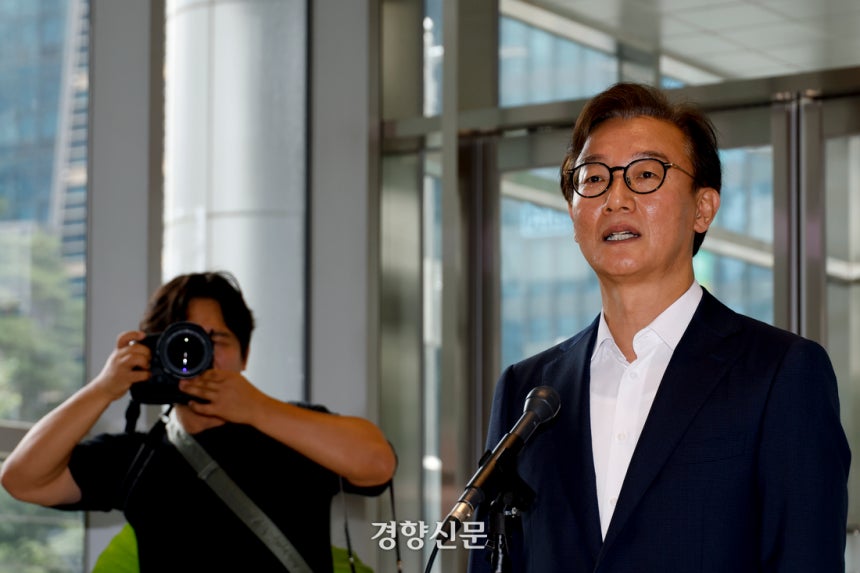 이재명 정부 첫 해양수산부 장관에 발탁된 전재수 내정자가 25일 서울 마포구 포스트타워에 마련된 인사청문회 준비단 사무실로 출근하며 취재진 질문에 답하고 있다. 문재원 기자