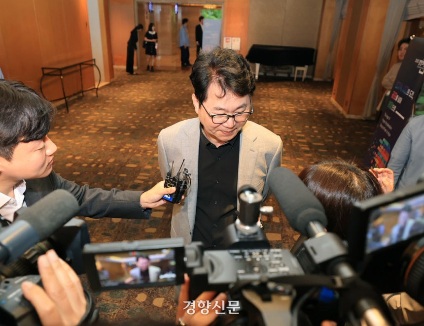 이한주 국정기획위원회 위원장이 25일 서울 중구 롯데호텔에서 열린 &lt;2025 경향포럼&gt;에 참석해 취재진의 질문을 받고 있다. 권도현 기자