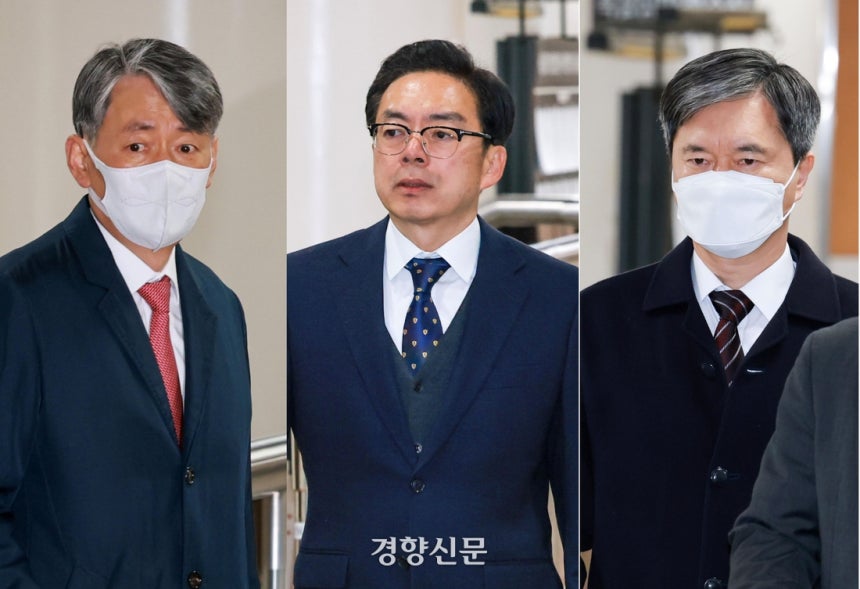 내란 중요임무 종사 혐의로 기소된 경찰 수뇌부에 대한 첫 공판이 열린 지난 3월20일 조지호 경찰청장과 윤승영 전 경찰청 국가수사본부 사사기획조정관, 목현태 전 국회경비대장이 서울 서초구 서울중앙지법으로 들어서고 있