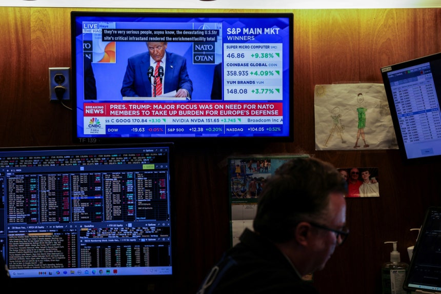 지난 25일 뉴욕증권거래소(NYSE) 화면에 도널드 트럼프 미국 대통령 관련 보도가 나오고 있다.