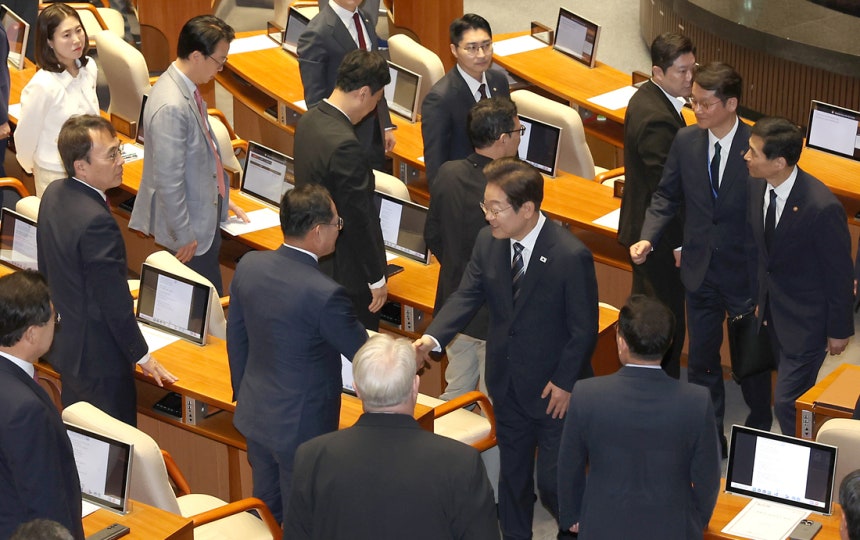 이재명 대통령이 26일 국회에서 시정연설을 마친 뒤 국민의힘 의원들과 악수를 나누고 있다. 연합뉴스