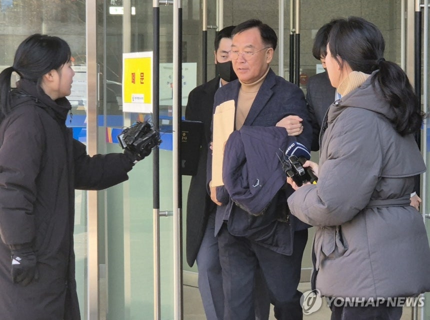 김진하 강원 양양군수가 지난 1월2일 춘천지법 속초지원에서 구속 전 피의자 심문(영장실질심사)을 마치고 나오고 있다. 김 군수는 민원인으로부터 민원 해결을 대가로 금품을 수수한 혐의 등을 받고 있다. 연합뉴스