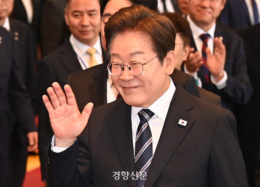 이재명 대통령이 26일 서울 여의도 국회에서 열린 추가경정예산안 시정연설을 마친 뒤 국회를 나서며 국회 직원들과 인사를 하고 있다.  박민규 선임기자