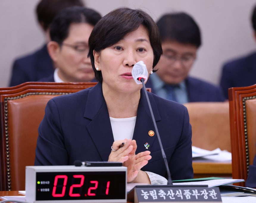 송미령 농림축산식품부장관이 지난 25일 국회에서 열린 농해수위 전체회의에서 의원 질의에 답하고 있다. 박민규 선임기자