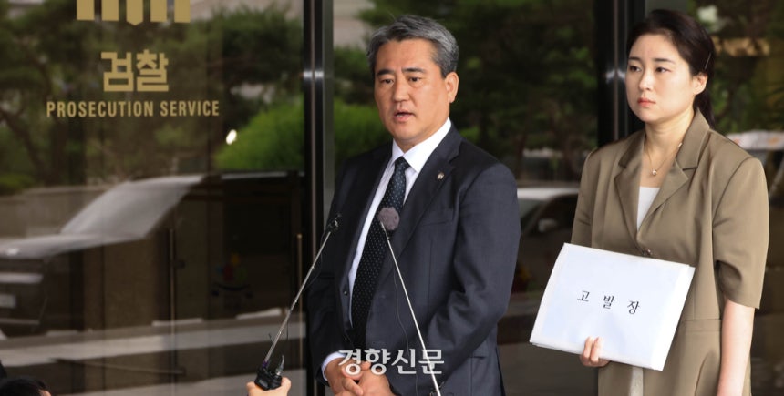 윤석열 전 대통령 변호인단 송진호·김계리 변호사(왼쪽부터)가 26일 서울 서초구 서울중앙지검 앞에서 윤 전 대통령 비화폰 통화기록 불법 반출과 경찰 수사의 직권남용 혐의 관련해 고발 및 증거보전신청을 하는 기자회견을