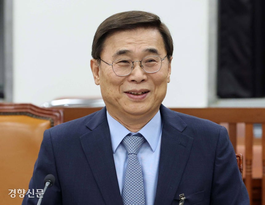 이종석 신임 국가정보원장이 26일 국회에서 열린 정보위원회 전체회의에 출석해 앉아 있다. 박민규 선임기자
