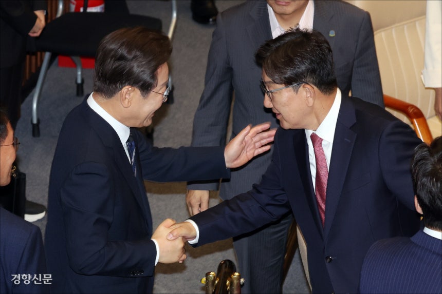 권성동 “총리 임명 안 됩니다” 이재명 대통령이 26일 국회 본회의장에서 시정연설을 마친 뒤 퇴장하며 권성동 국민의힘 의원과 인사하고 있다. 박민규 선임기자