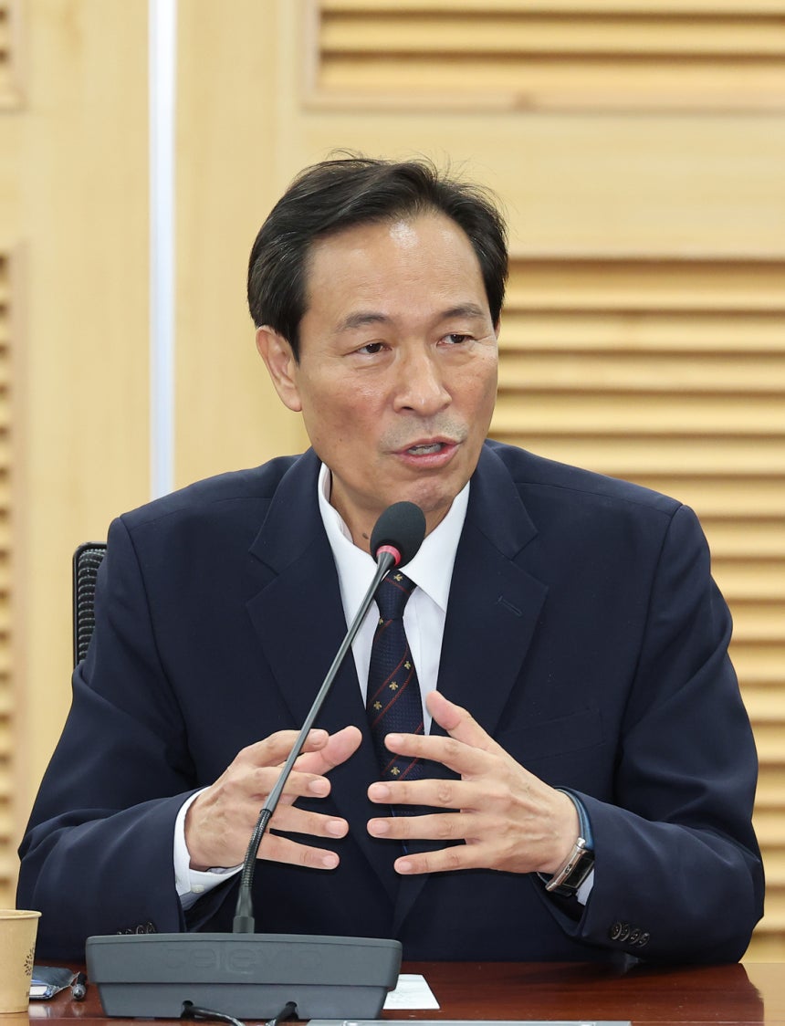 우상호 대통령실 정무수석이 26일 국회 의원회관에서 열린 더불어민주당 재선의원-원내지도부-정무수석실 간담회에서 발언하고 있다. 연합뉴스