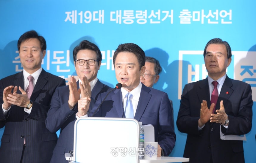 남경필 당시 경기도지사가 2017년 1월25일 서울 여의도 바른정당 당사에서 제19대 대통령 선거 출마선언을 하고 있다. 남경필 현 은구 대표는 5선 국회의원(제15~29대)과 제34대 경기도지사를 지냈다. 강윤중