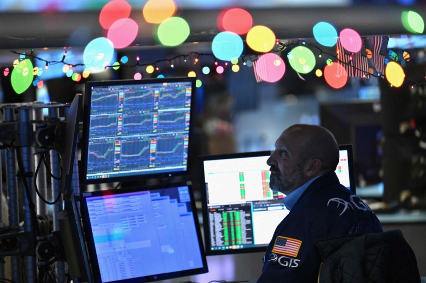 뉴욕증권거래소(NYSE) 트레이더가  증시를 보고 있다. AFP연합뉴스