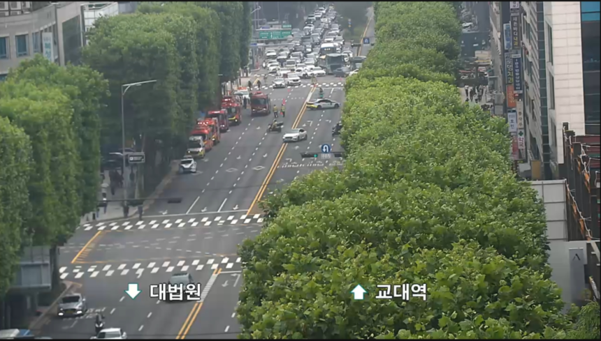 소방당국이 27일 서울 서초구 서초역~교대역 인근 도로를 통제하고 있다. 경찰청 CC(폐쇄회로)TV 영상 갈무리