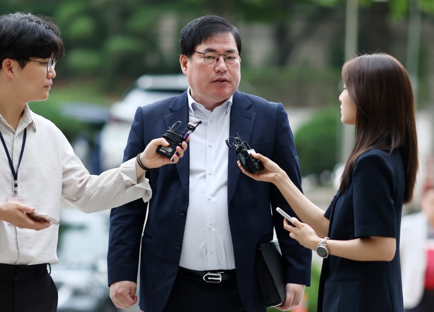 -유동규 전 성남도시개발공사 기획본부장이 27일 서초구 서울중앙지법에서 열린 대장동 개발 의혹 관련 1심 결심 공판에 출석하며 취재진 질문에 답하고 있다. 연합뉴스