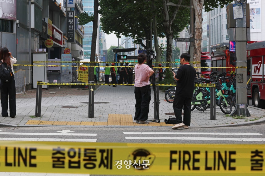 27일 오전 가스 누출 사고로 서울 서초구 교대역 인근이 통제되고 있다.  정효진 기자