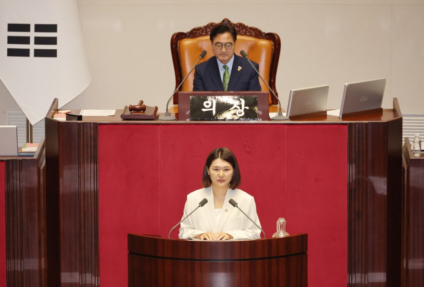 비례대표 의원직을 승계한 손솔 진보당 의원이 27일 국회 본회의에서 발언하고 있다. 연합뉴스