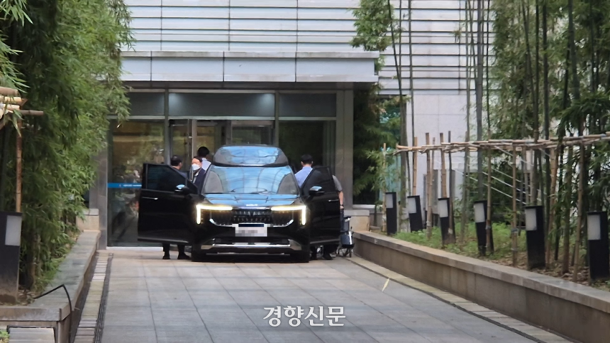 김건희 여사가 27일 서울 송파구 서울아산병원 신관 후문에서 차량에 탑승하고 있다. 김태욱 기자