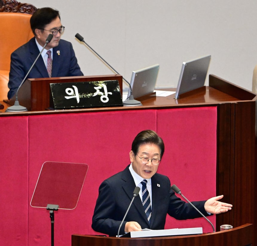 &lt;&ldquo;국민의 삶 지키는 정부될 것&rdquo;&gt; 이재명 대통령이 26일 국회 본회의장에서 정부의 2차 추가경정예산안 관련 시정연설을 하고 있다. 취임 후 첫 시정연설이다. 박민규 선임기자