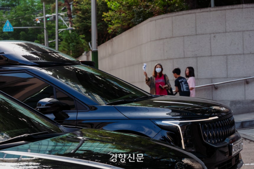 김건희 여사의 퇴원일인 지난 27일 윤석열 전 대통령과 김 여사가 탄 차량이 서울 서초구 자택으로 들어가고 있다. 이준헌 기자