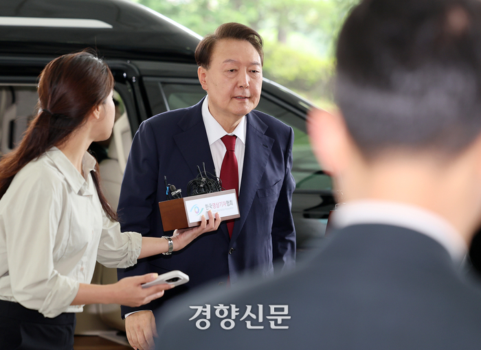 윤석열 전 대통령이 28일 오전 내란 특검팀의 대면 조사를 받기 위해 서울 서초구 서울고검에 마련된 내란특검 사무실로 출석하고 있다. 정효진 기자
