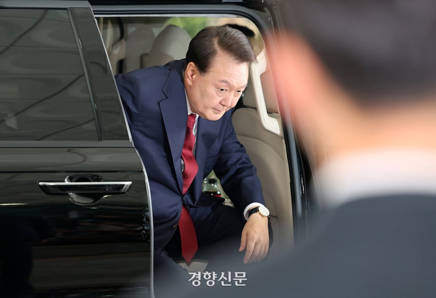 윤석열 전 대통령이 28일 대면 조사를 받기 위해 서울 서초구 서울고검에 마련된 내란특검 사무실로 출석하고 있다. 정효진 기자