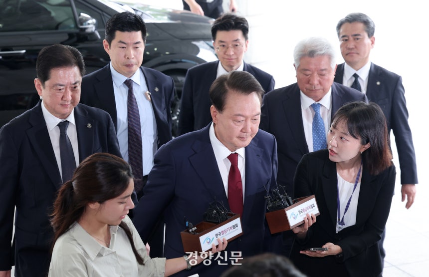 윤석열 전 대통령이 28일 대면 조사를 받기 위해 서울 서초구 서울고검에 마련된 내란특검 사무실로 출석하고 있다. 정효진 기자