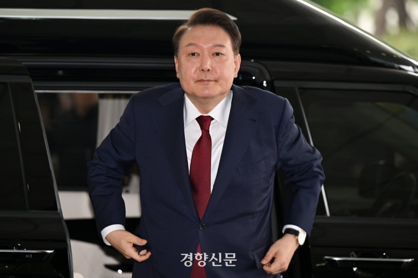 윤석열 전 대통령이 내란 특검 조사를 위해 28일 서울 서초구 서울고검에 출석하고 있다. 정효진 기자