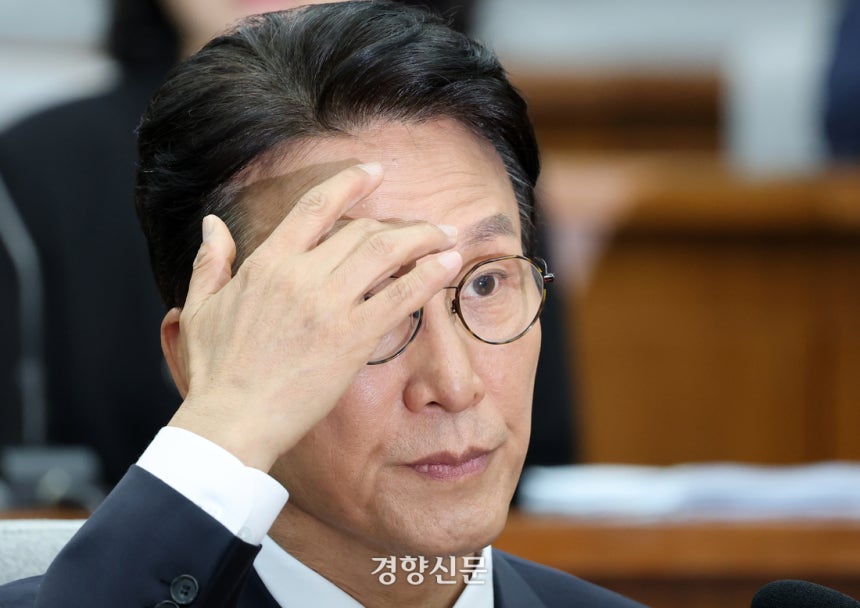 김민석 국무총리 후보자가 지난 25일 국회에서 열린 인사청문회에서 무거운 표정을 짓고 있다.  박민규 선임기자