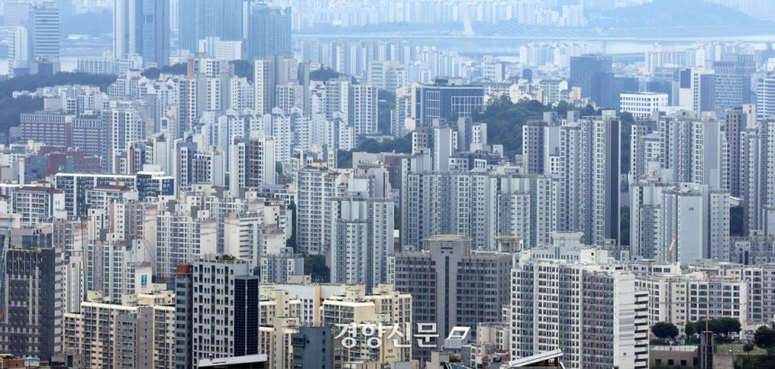 정부가 6억원 이상 주택담보대출을 금지하는 초고강도 대출 규제를 시행하면서 서울 아파트의 70% 이상이 대출액 감소의 영향을 받게 됐다. 사진은 29일 서울 남산 간이전망대에서 바라 마포구 일대의 아파트 단지. 서성