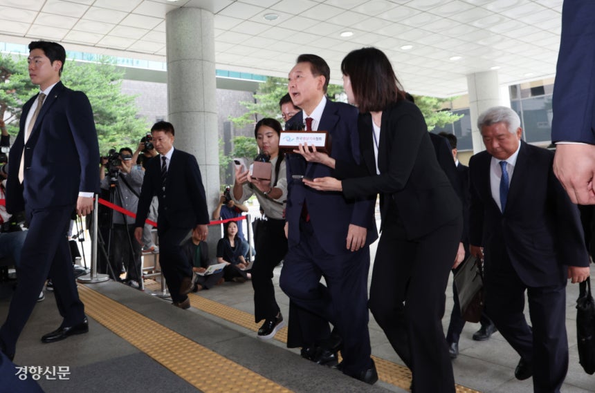 이명박도 박근혜도 사과했는데…묵묵부답 윤석열 전 대통령이 지난 28일 피의자 신분으로 내란 특검 조사를 받기 위해 서울 서초구 서울고검 청사로 출석하고 있다. 정효진 기자