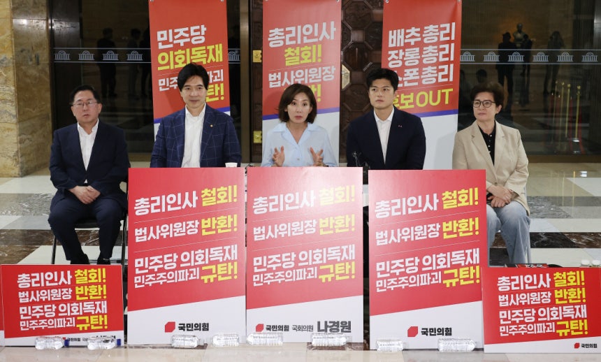 국민의힘 ‘김민석 총리 후보 지명 철회’ 농성 김용태 국민의힘 비상대책위원장(오른쪽 두번째)이 29일 국회 로텐더홀에서 김민석 국무총리 후보자 지명 철회를 촉구하며 농성 중인 나경원 의원(가운데)을 만나고 있다. 연