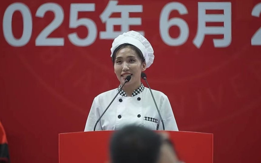 류샤오메이가 지난 20일 2025학년도 중국 옌볜대 졸업식에서 축하 연설을 하고 있다. 옌볜대 소셜미디어.