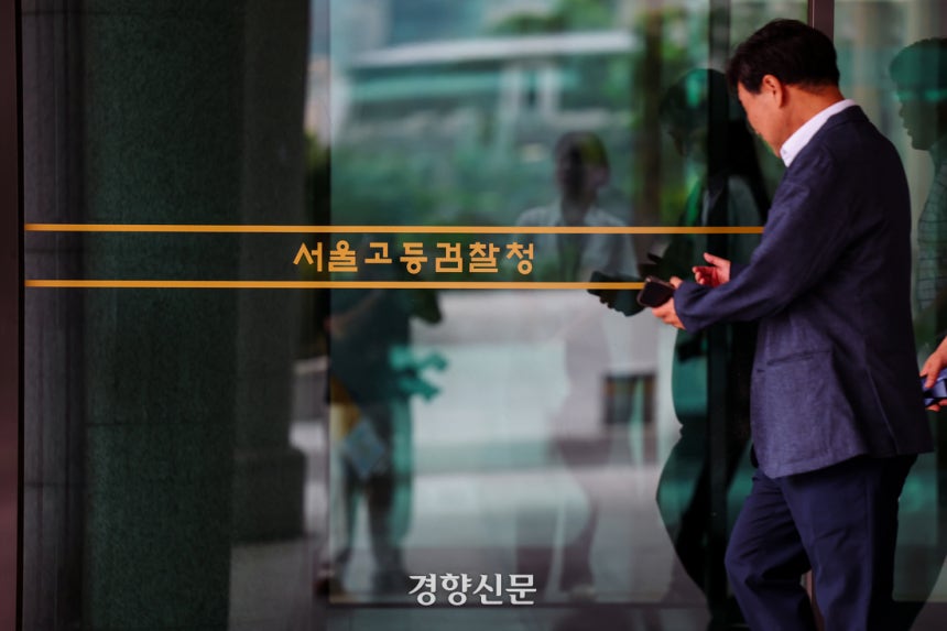 윤석열 전 대통령이 오는 28일 오전 10시에 출석할 것이라고 밝힌 가운데 26일 내란 특검 사무실이 있는 서울 서초동 고등검찰청 모습. 이준헌 기자