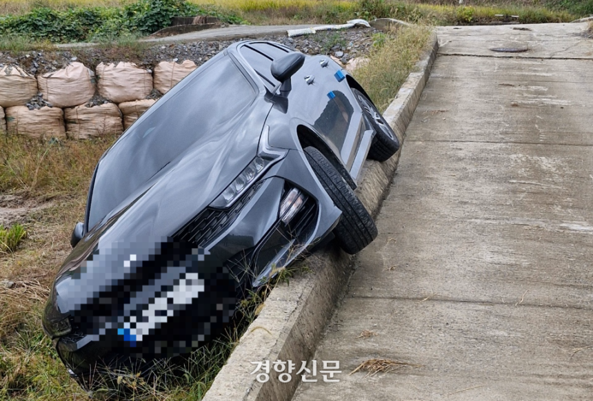 지난해 11월 충넘 서천군에 사는 하창호씨의 차가  논두렁 경계석에 걸려 멈춰 서있다. 하씨는 장화를 신고 브레이크 페달로 오인해  가속 페달을 밟았다가 사고가 났다고 했다. 본인 제공