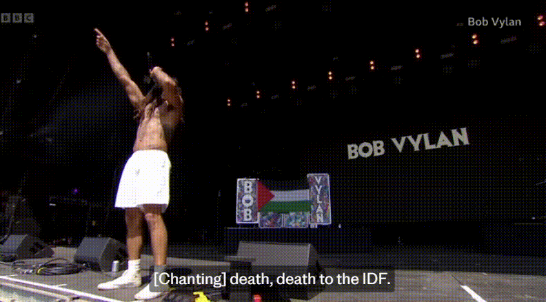 29일(현지시간) 영국 글래스턴베리 페스티벌에서 영국 펑크 그룹 밥 빌런이 “IDF(이스라엘군)에게 죽음을”이라는 구호를 외치고 있다. BBC 영상 갈무리