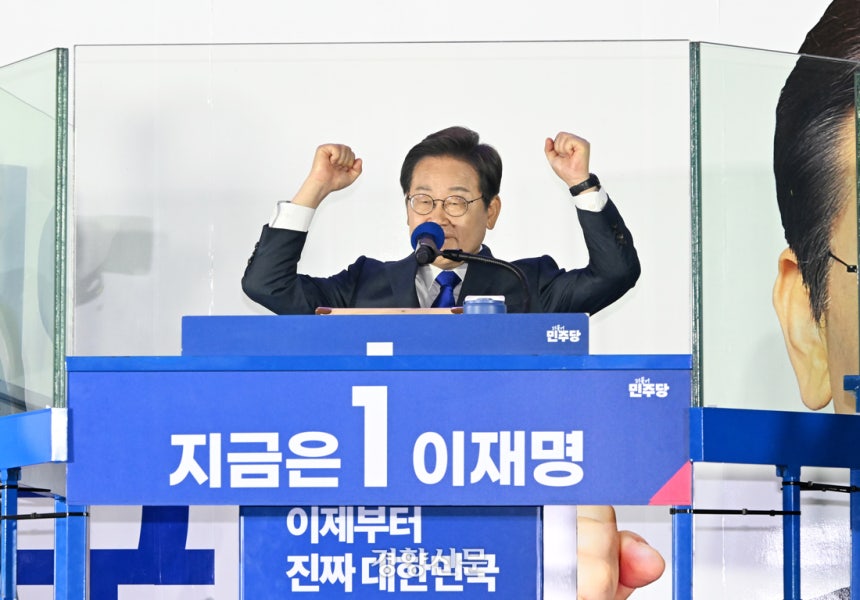지난달 4일 이재명 더불어민주당 대통령 후보가 당선이 확실시 되자 서울 여의도 국회 정문 앞에 마련된 개표방송 야외무대에서 인사를 하고 있다. 박민규 선임기자