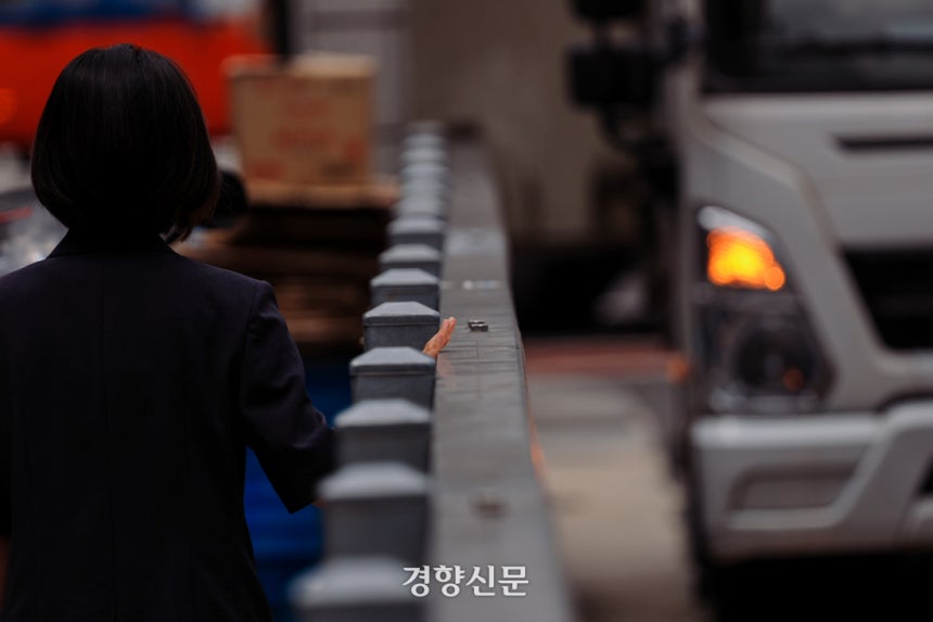 역주행한 차량이 인도로 돌진해 9명이 사망했던 ‘서울 시청역 교차로 차량 돌진 사고’ 1주기를 하루 앞둔 30일 당시 사고 현장인 서울시 중구 세종대로 18길에 차량용 방호 울타리가 설치돼 있다. 이준헌 기자