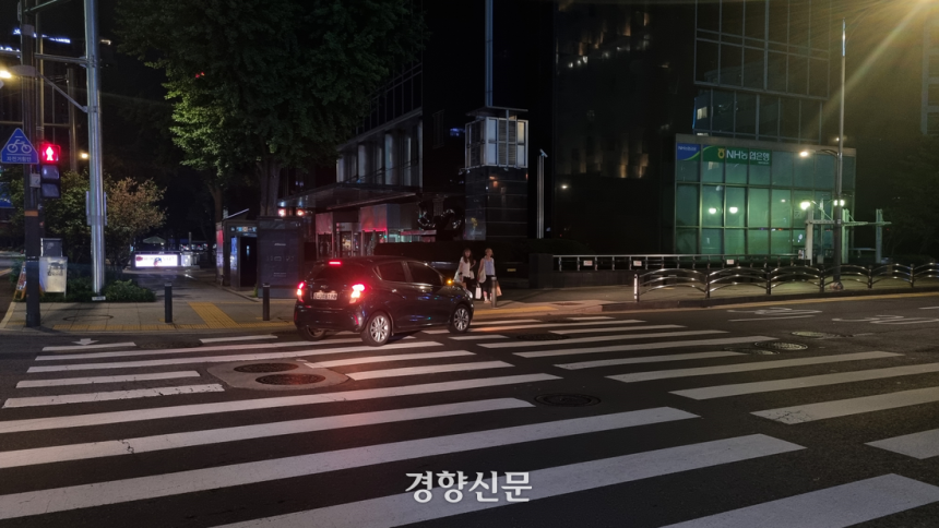 지난 29일 오후 10시 30분쯤 서울 중구 지하철 시청역 인근에서 한 차량이 울타리와 볼라드 사이 공간으로 인도로 진입하려 하고 있다. 강한들 기자