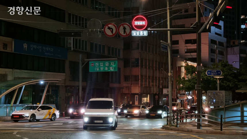 지난 29일 오후 9시 30분쯤 ‘시청역 차량 돌진 사고’가 시작됐던 서울 지하철 시청역 인근 웨스틴 조선 호텔 앞 도로에 붉은 LED(발광 다이오드) 원 안에 ‘진입 금지’라고 적힌 표지판이 빛나고 있다. 강한들 