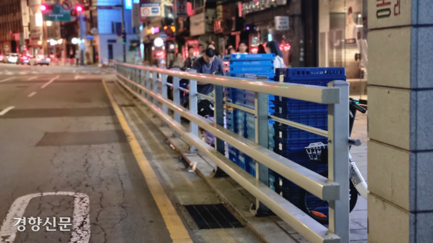 지난 29일 오후 9시 30분쯤 ‘시청역 차량 돌진 사고’가 벌어졌던 서울 지하철 시청역 근처 인도에 차량용 방호울타리가 설치돼 있다. 강한들 기자