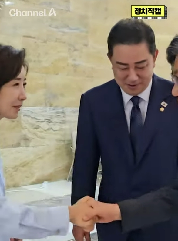 나경원 “누가 바캉스래” <b>김병기</b> “에어컨 틀어드릴게”