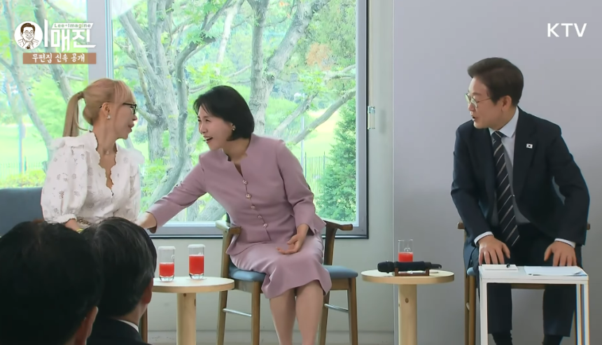 성악가 조수미씨와 김혜경 여사, 이재명 대통령이 지난달 30일 용산 대통령실 경내 파인그라스에서 열린 문화예술계 수상자 간담회에 앉아있다. KTV 유튜브영상 갈무리