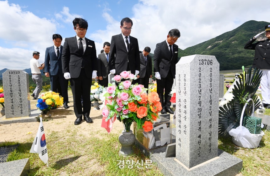 이명현 순직해병대원 특별검사를 비롯한 특검팀이  대전 유성구 대전현충원 채상병 묘역에서 참배하고 있다.