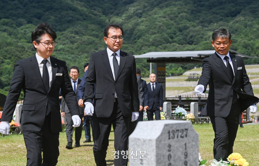 이명현 순직해병대원 특별검사를 비롯한 특검팀이 1일 국립대전현충원 故 채모 상병 묘소를 참배하기 위해 입장하고 있다. 권도현 기자
