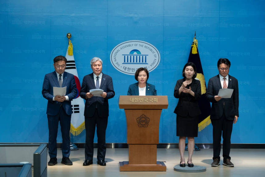 정춘생 조국혁신당 원내수석부대표(가운데) 등 원내지도부가 1일 국회 소통관에서 ‘검찰독재 인적청산’ 관련 기자회견을 열고 윤석열 정부에서 요직을 맡았던 검사들의 자진사퇴를 촉구하는 발언을 하고 있다. 정 부대표 페이