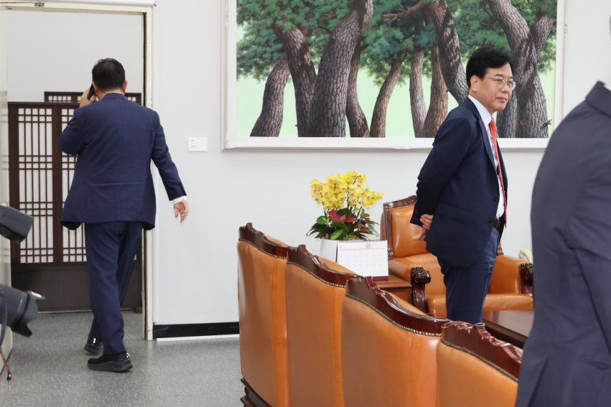 김병기 더불어민주당 대표 직무대행 겸 원내대표와 송언석 국민의힘 비상대책위원장 겸 원내대표가 지난 1일 국회에서 비공개 회동하고 있다. 연합뉴스