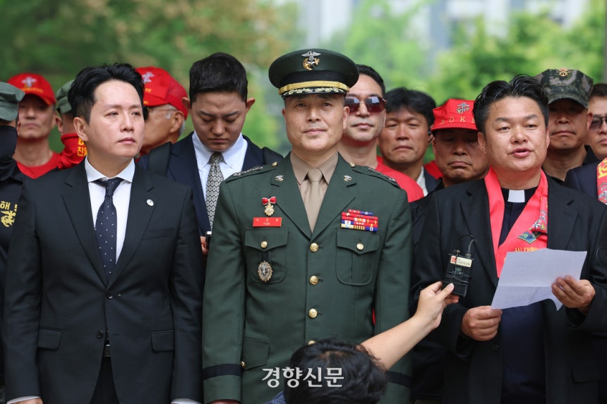 박정훈 대령이 지난달 27일 항소심 공판에 앞서 서울 서초구 서울고등법원 앞에서 열린 기자회견에 참석했다. 정효진 기자