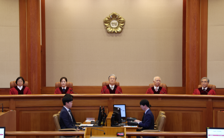 지난달 27일 서울 종로구 헌법재판소 대심판정에서 열린 6월 심판사건 선고에서 김형두 헌법재판소장 권한대행을 비롯한 재판관들이 재판 시작을 기다리고 있다. 연합뉴스