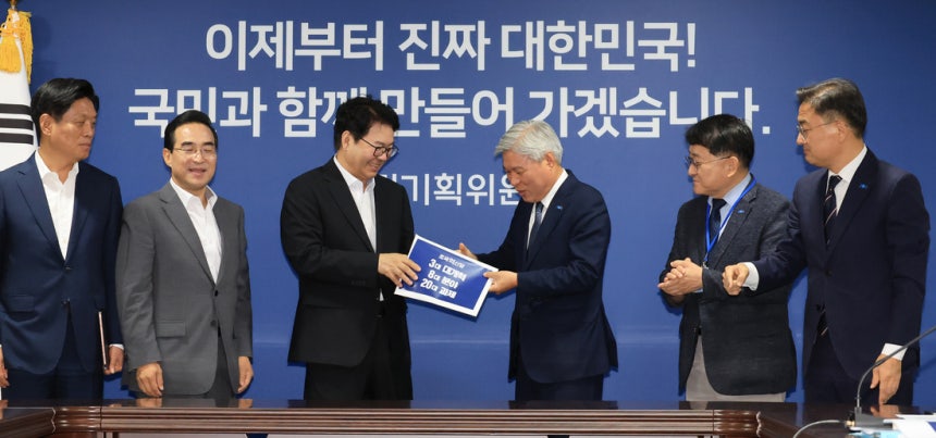 국정기획위원회 이한주 위원장이 2일 서울 종로구 국정기획위원회에서 조국혁신당 원내대표단 접견에 앞서  서왕진 원내대표로부터 정책과제를 전달받고 있다. 연합뉴스