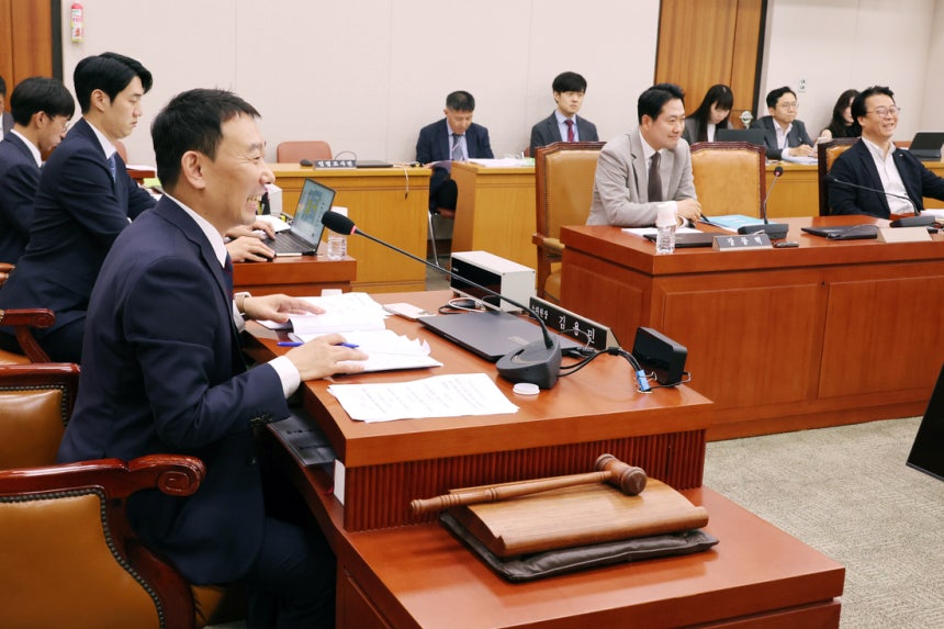 여야의 상법개정안 처리 합의 이후 열린 2일 국회 법제사법위원회 법안심사제1소위원회의에서 김용민 소위원장과 위원들이 안건 처리에 앞서 밝은 표정으로 대화하고 있다. 연합뉴스